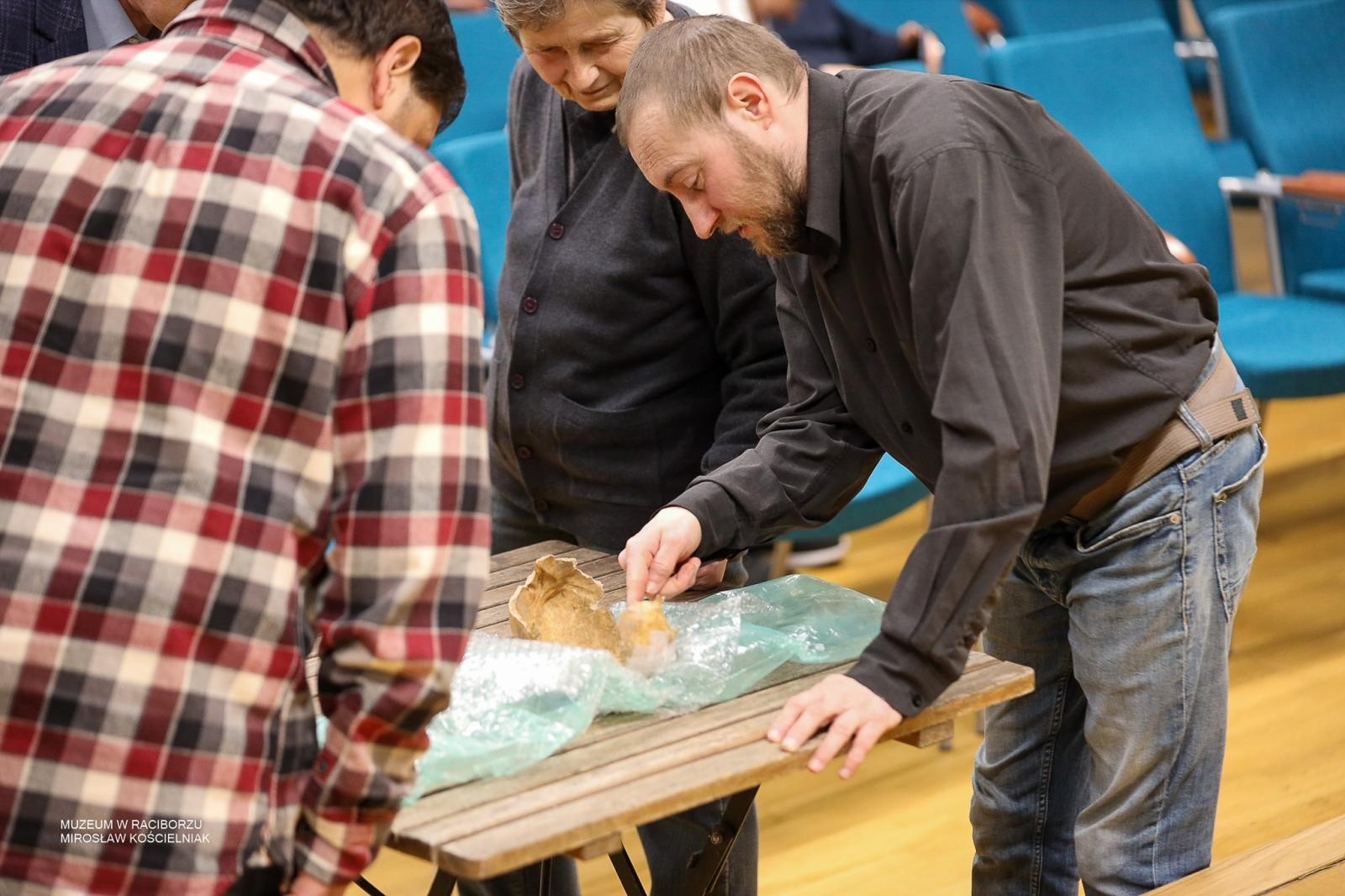 Zdjęcie w galerii na portalu naszraciborz.pl: Archeologia na tropie tajemnic raciborskich Piastów. Spotkanie w Zamku Piastowskim wiadomości z regionu