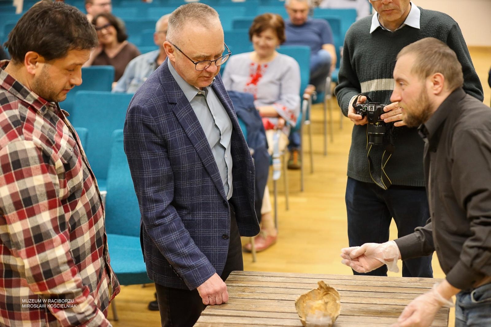 Zdjęcie w galerii na portalu naszraciborz.pl: Archeologia na tropie tajemnic raciborskich Piastów. Spotkanie w Zamku Piastowskim wiadomości z regionu