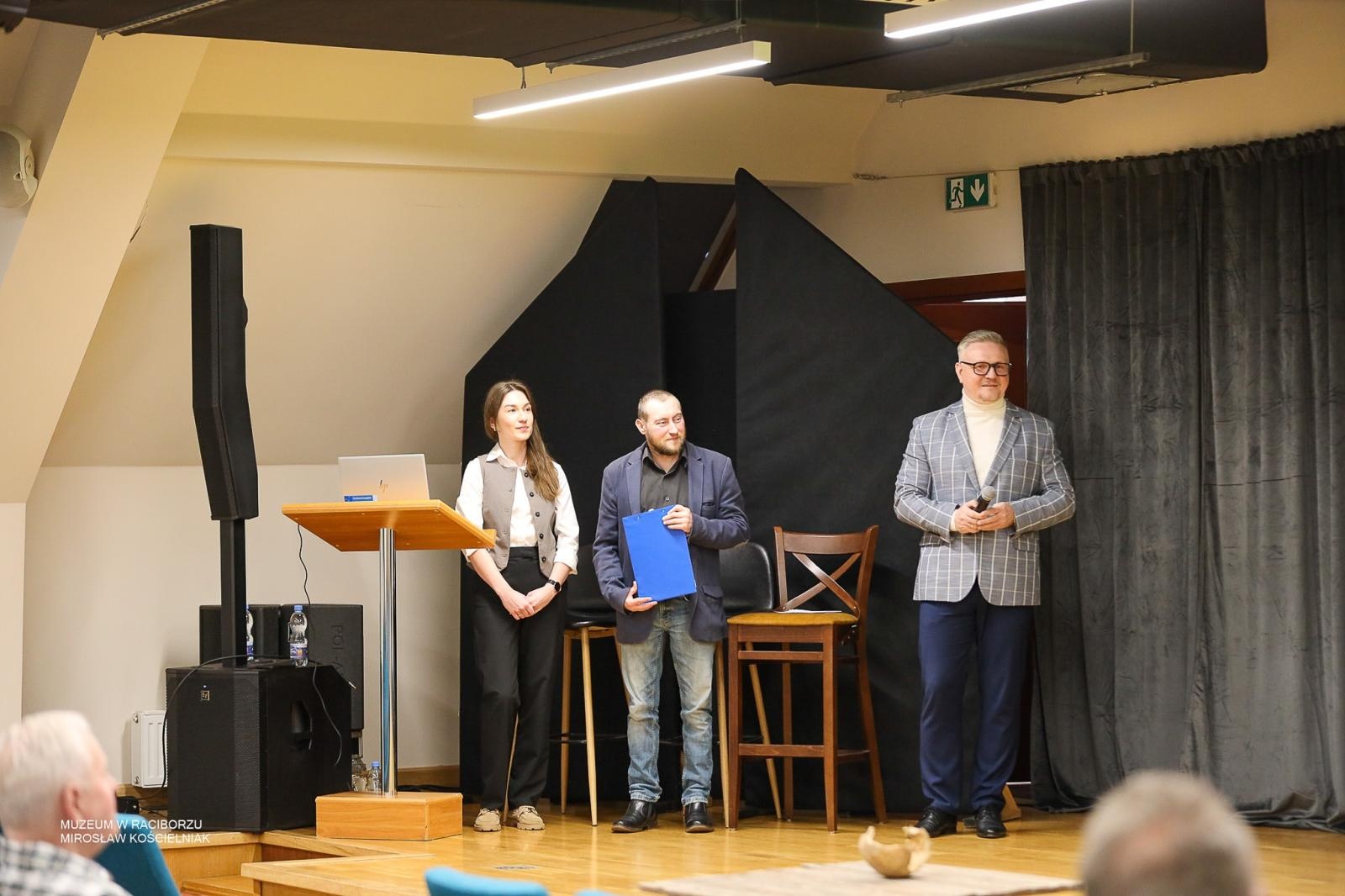 Zdjęcie w galerii na portalu naszraciborz.pl: Archeologia na tropie tajemnic raciborskich Piastów. Spotkanie w Zamku Piastowskim wiadomości z regionu