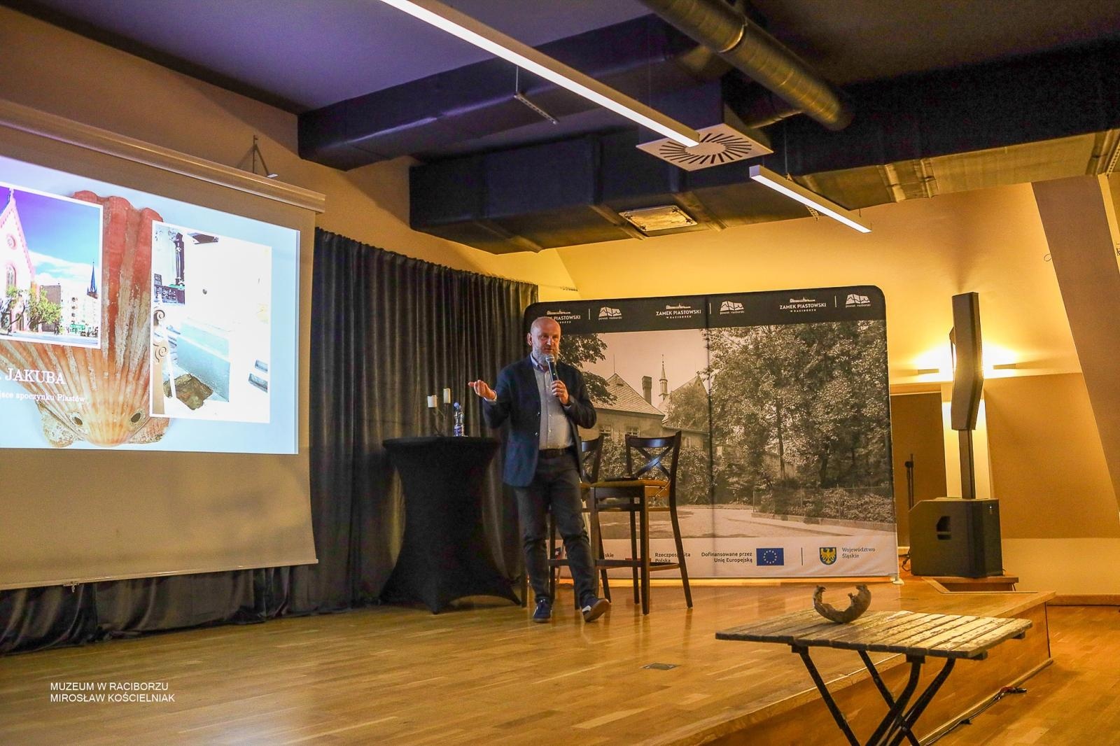 Zdjęcie w galerii na portalu naszraciborz.pl: Archeologia na tropie tajemnic raciborskich Piastów. Spotkanie w Zamku Piastowskim wiadomości z regionu