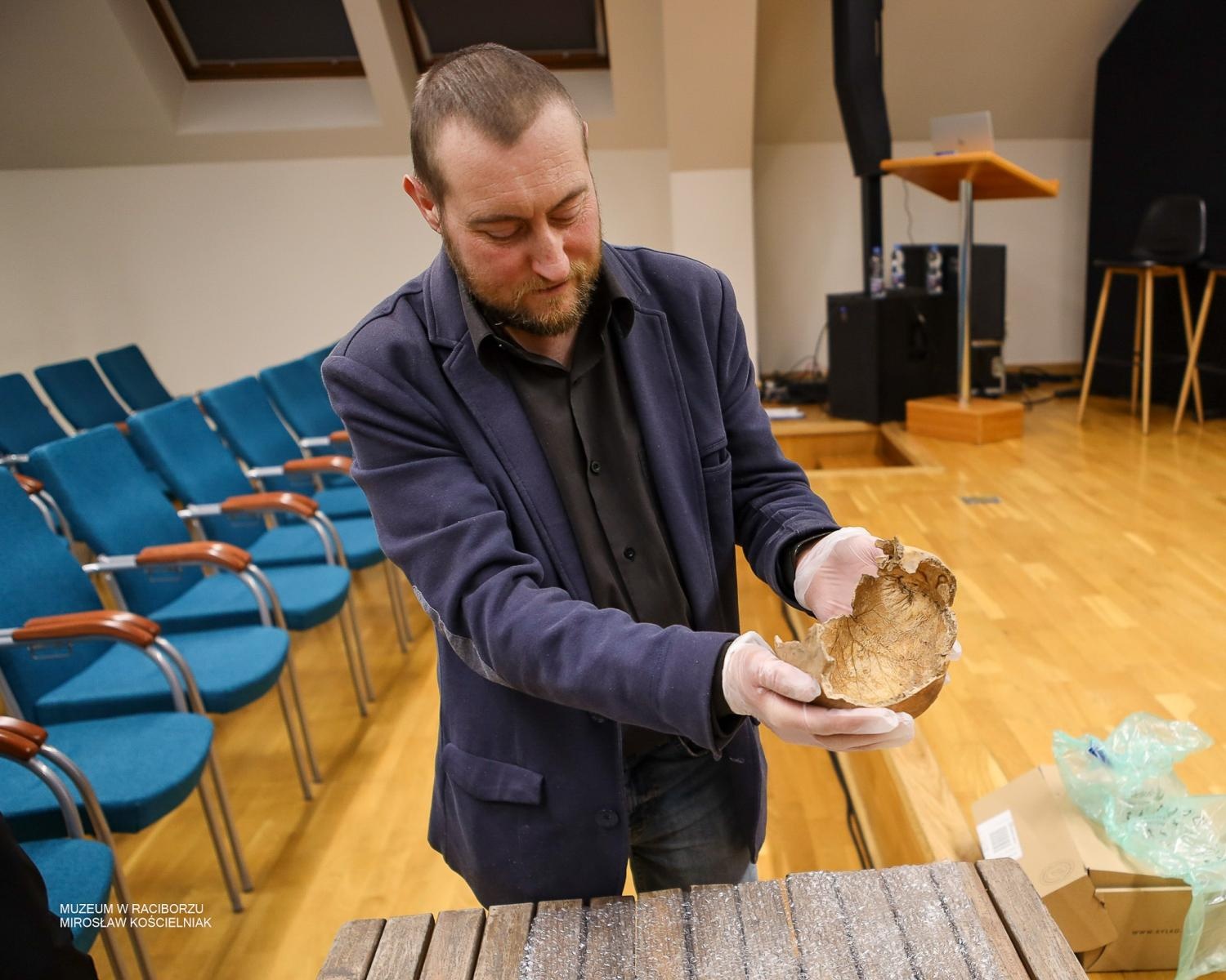 Zdjęcie w galerii na portalu naszraciborz.pl: Archeologia na tropie tajemnic raciborskich Piastów. Spotkanie w Zamku Piastowskim wiadomości z regionu