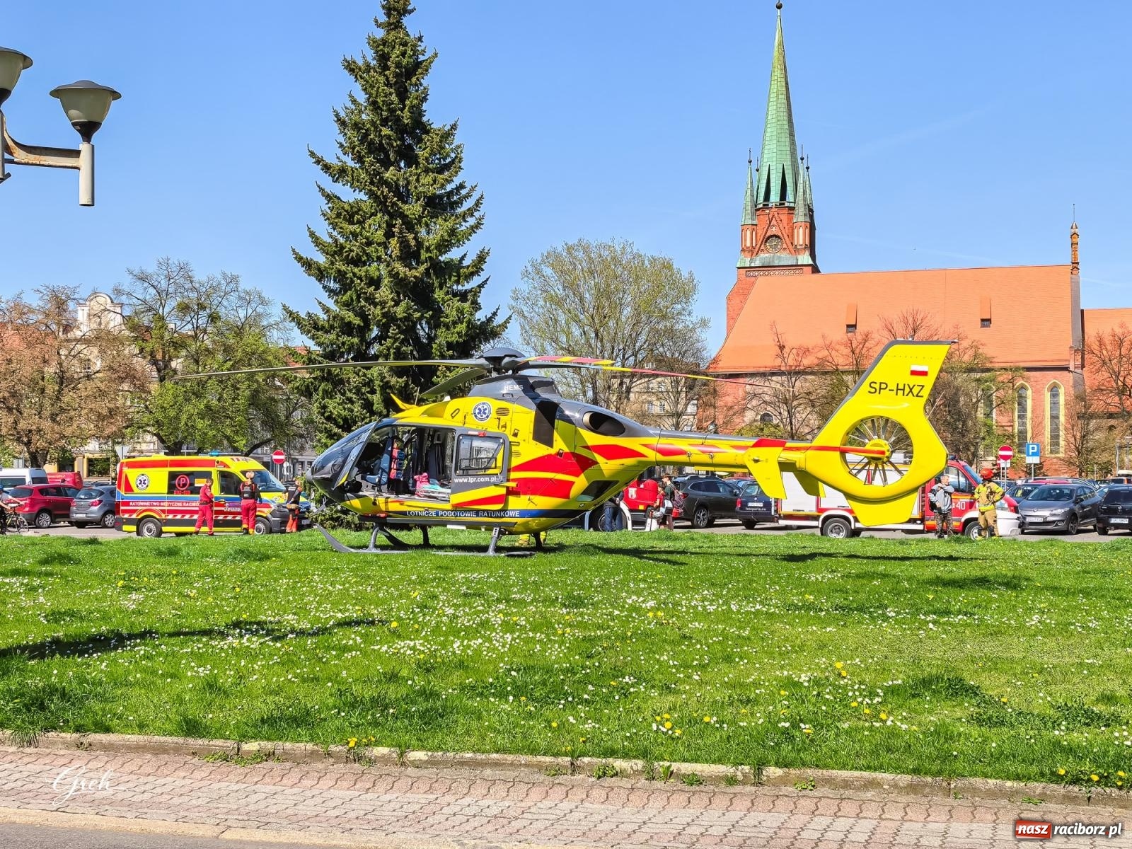 Zdjęcie w galerii na portalu naszraciborz.pl: Akcja ratunkowa w centrum Raciborza. Dwie osoby poparzone, lądował śmigłowiec LPR [FOTO i WIDEO] wiadomości z regionu