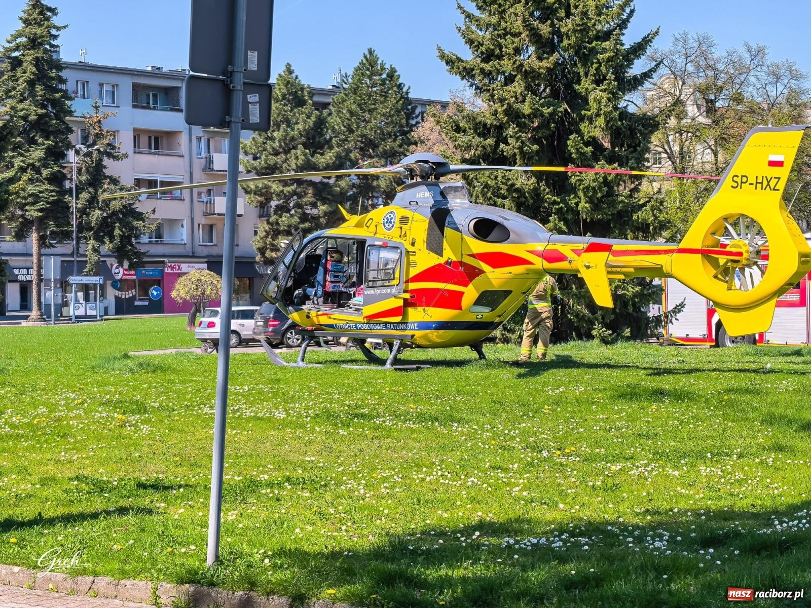 Zdjęcie w galerii na portalu naszraciborz.pl: Akcja ratunkowa w centrum Raciborza. Dwie osoby poparzone, lądował śmigłowiec LPR [FOTO i WIDEO] wiadomości z regionu