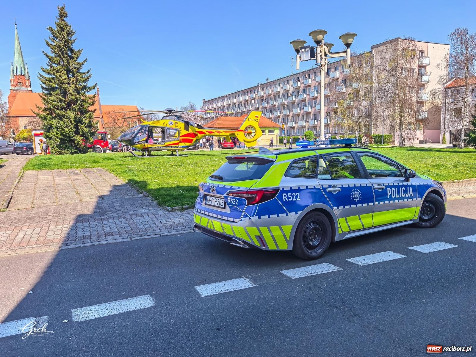 Zdjęcie w galerii na portalu naszraciborz.pl: Akcja ratunkowa w centrum Raciborza. Dwie osoby poparzone, lądował śmigłowiec LPR [FOTO i WIDEO] wiadomości z regionu