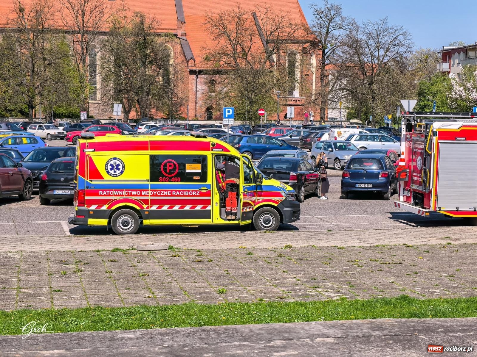 Zdjęcie w galerii na portalu naszraciborz.pl: Akcja ratunkowa w centrum Raciborza. Dwie osoby poparzone, lądował śmigłowiec LPR [FOTO i WIDEO] wiadomości z regionu