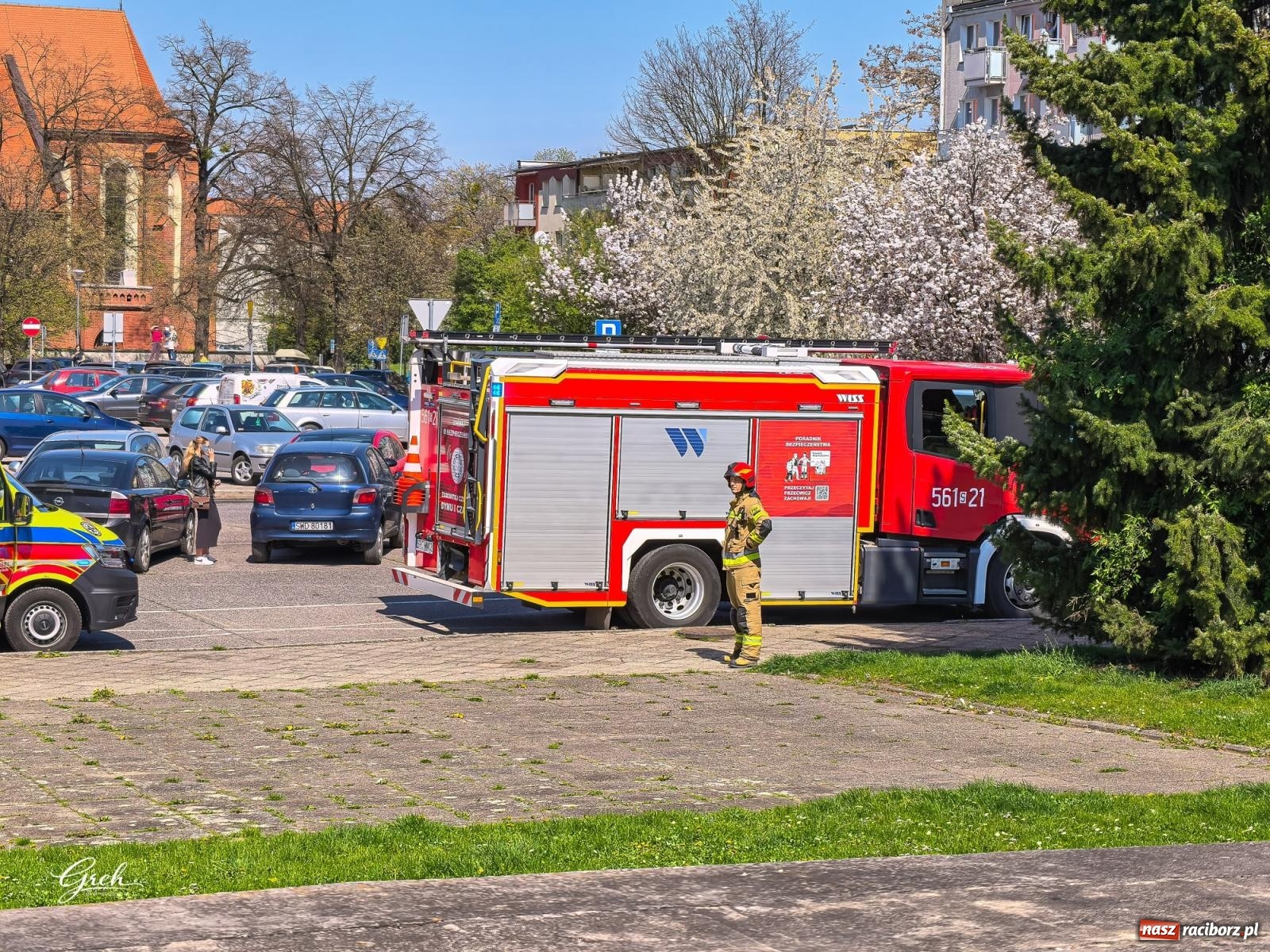 Zdjęcie w galerii na portalu naszraciborz.pl: Akcja ratunkowa w centrum Raciborza. Dwie osoby poparzone, lądował śmigłowiec LPR [FOTO i WIDEO] wiadomości z regionu