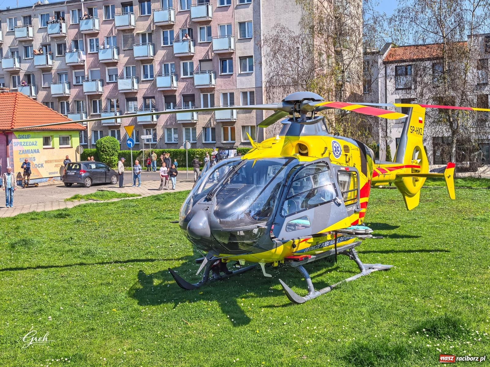 Zdjęcie w galerii na portalu naszraciborz.pl: Akcja ratunkowa w centrum Raciborza. Dwie osoby poparzone, lądował śmigłowiec LPR [FOTO i WIDEO] wiadomości z regionu