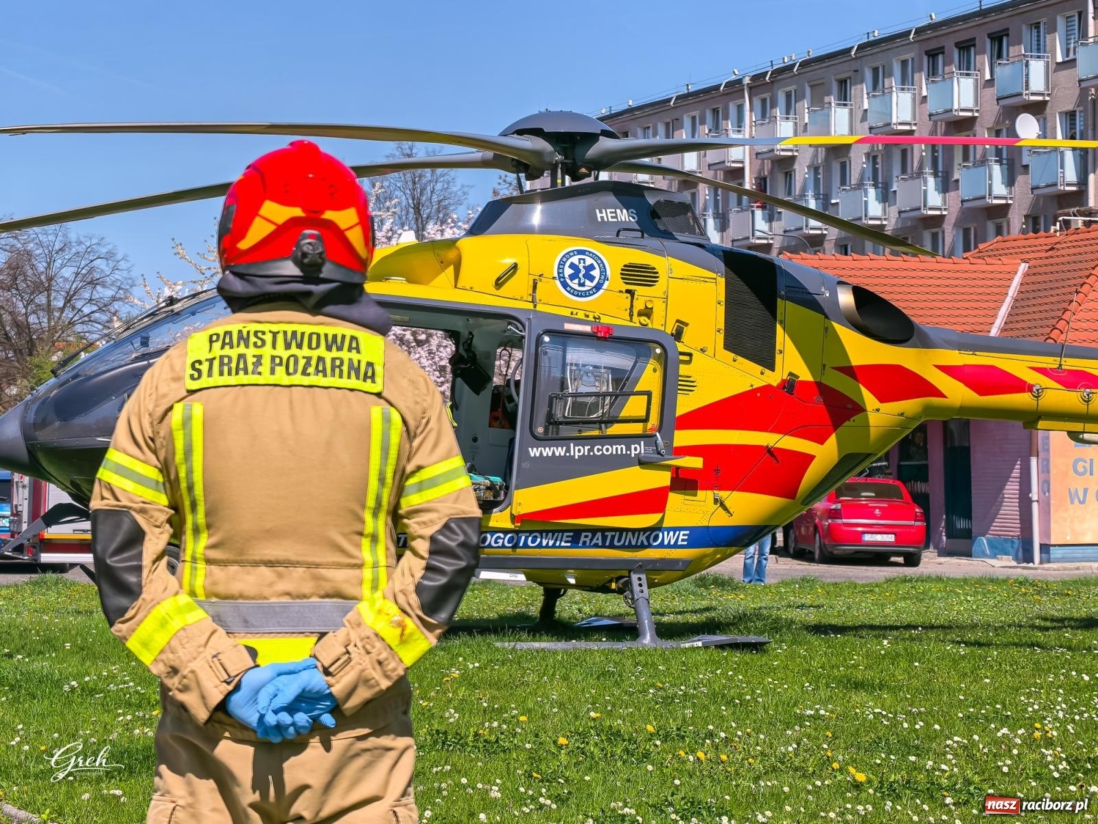 Zdjęcie w galerii na portalu naszraciborz.pl: Akcja ratunkowa w centrum Raciborza. Dwie osoby poparzone, lądował śmigłowiec LPR [FOTO i WIDEO] wiadomości z regionu