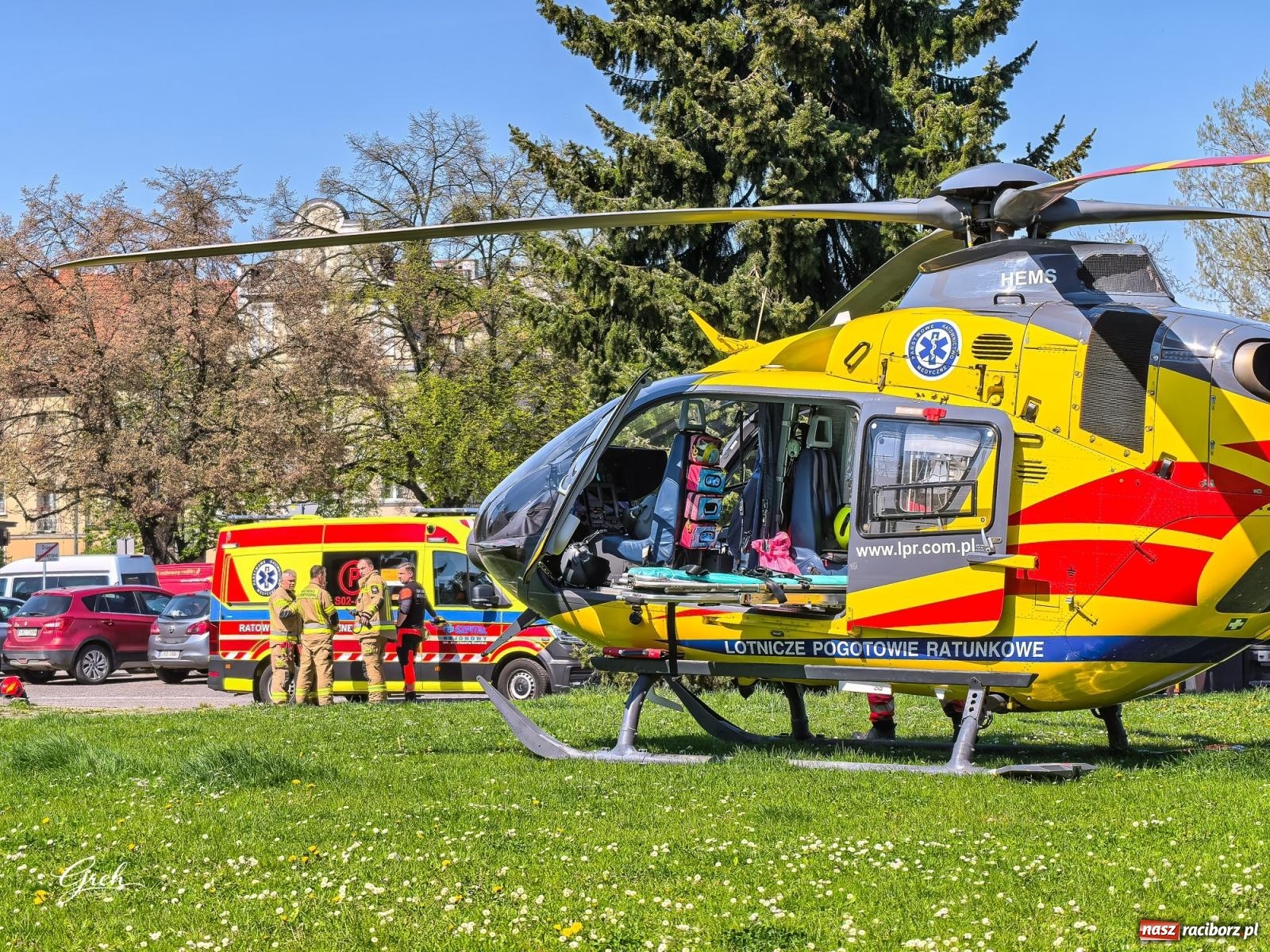 Zdjęcie w galerii na portalu naszraciborz.pl: Akcja ratunkowa w centrum Raciborza. Dwie osoby poparzone, lądował śmigłowiec LPR [FOTO i WIDEO] wiadomości z regionu