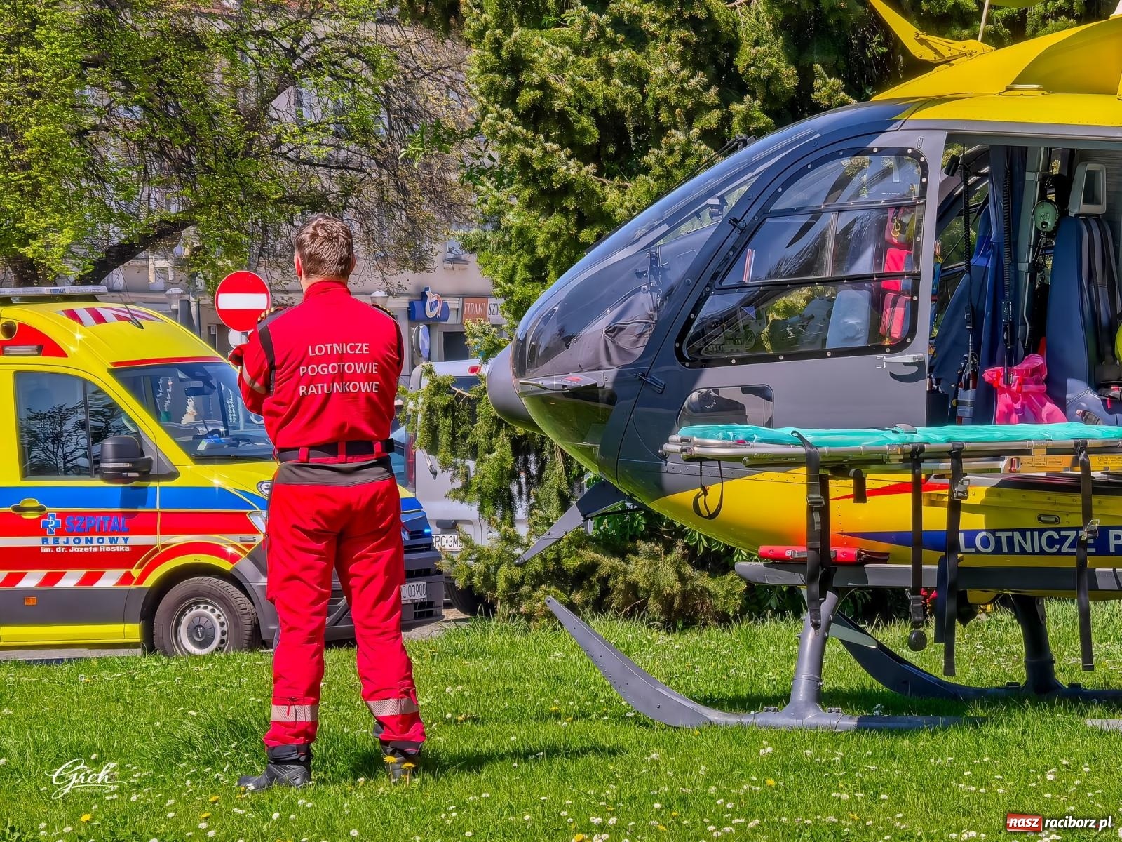 Zdjęcie w galerii na portalu naszraciborz.pl: Akcja ratunkowa w centrum Raciborza. Dwie osoby poparzone, lądował śmigłowiec LPR [FOTO i WIDEO] wiadomości z regionu