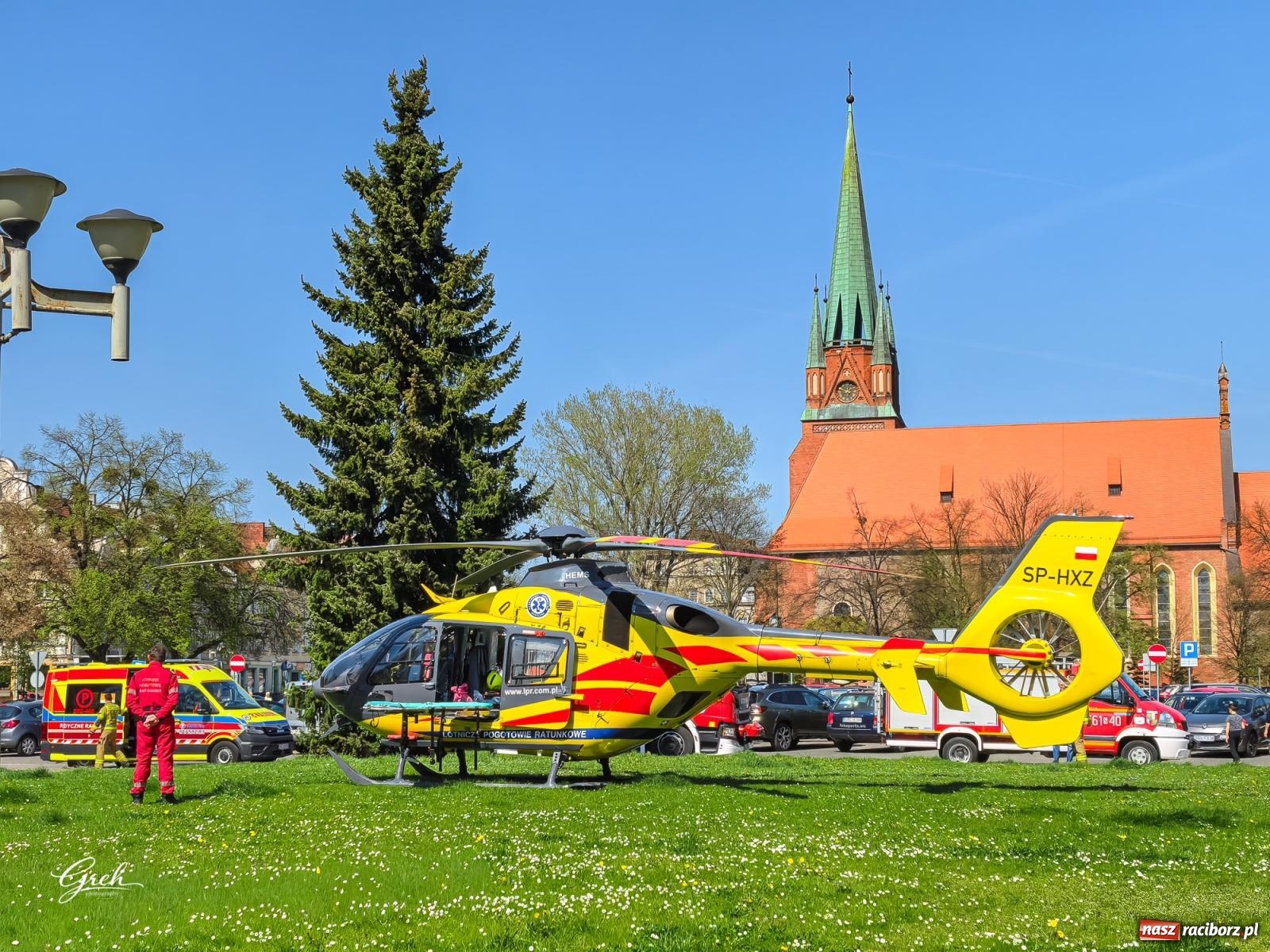 Zdjęcie w galerii na portalu naszraciborz.pl: Akcja ratunkowa w centrum Raciborza. Dwie osoby poparzone, lądował śmigłowiec LPR [FOTO i WIDEO] wiadomości z regionu