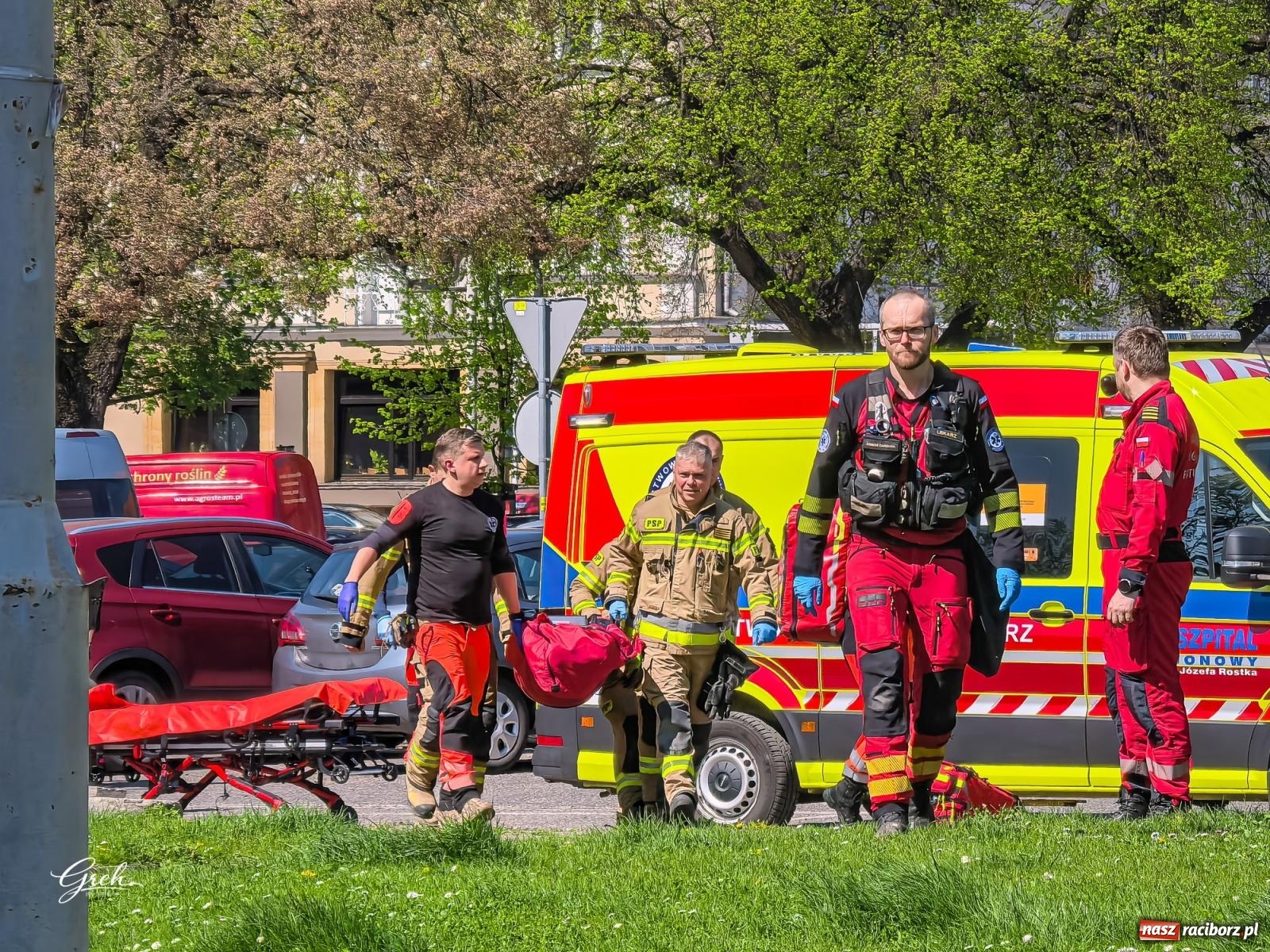 Zdjęcie w galerii na portalu naszraciborz.pl: Akcja ratunkowa w centrum Raciborza. Dwie osoby poparzone, lądował śmigłowiec LPR [FOTO i WIDEO] wiadomości z regionu