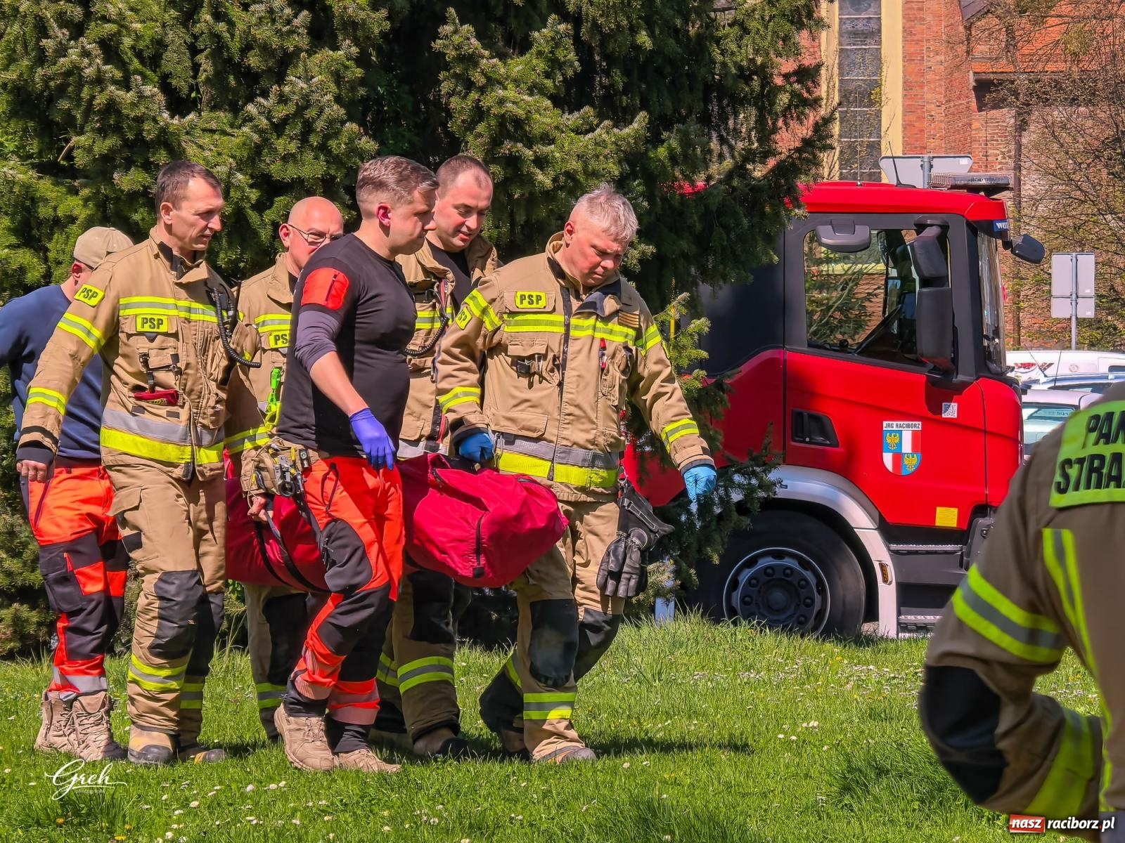 Zdjęcie w galerii na portalu naszraciborz.pl: Akcja ratunkowa w centrum Raciborza. Dwie osoby poparzone, lądował śmigłowiec LPR [FOTO i WIDEO] wiadomości z regionu