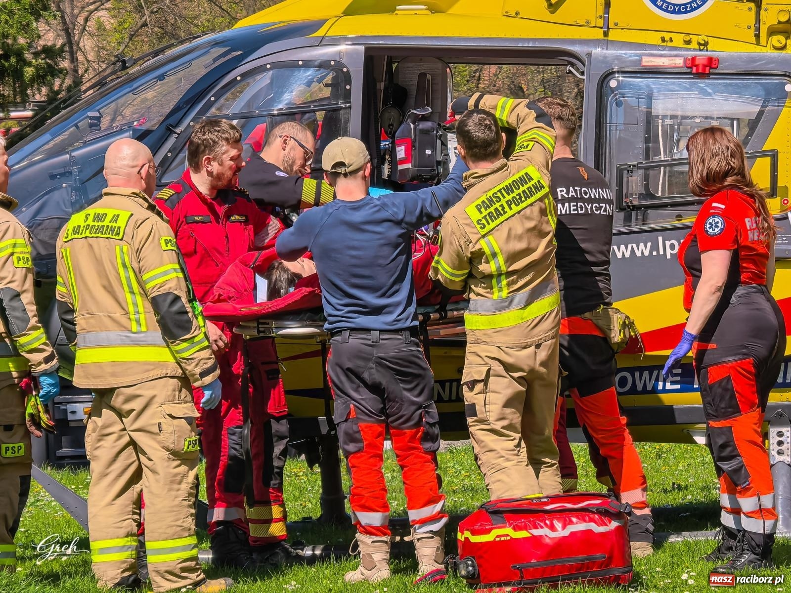 Zdjęcie w galerii na portalu naszraciborz.pl: Akcja ratunkowa w centrum Raciborza. Dwie osoby poparzone, lądował śmigłowiec LPR [FOTO i WIDEO] wiadomości z regionu