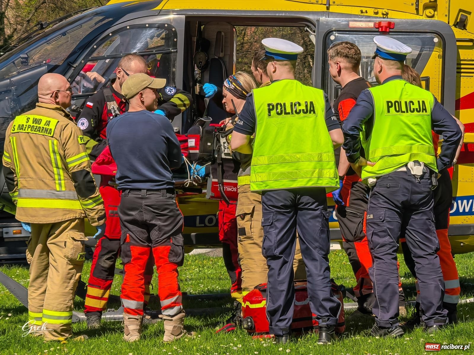 Zdjęcie w galerii na portalu naszraciborz.pl: Akcja ratunkowa w centrum Raciborza. Dwie osoby poparzone, lądował śmigłowiec LPR [FOTO i WIDEO] wiadomości z regionu