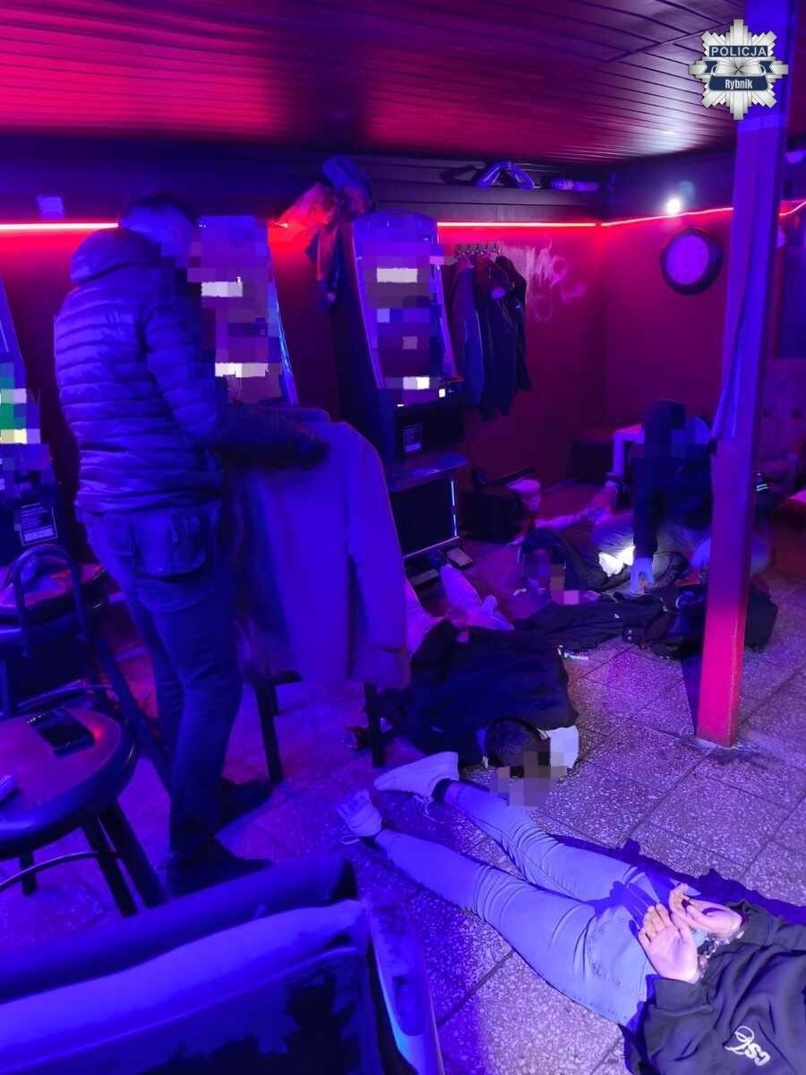 Zdjęcie w galerii na portalu naszraciborz.pl: Nielegalny hazard, poszukiwani i narkotyki w jednym z salonów gier wiadomości z regionu