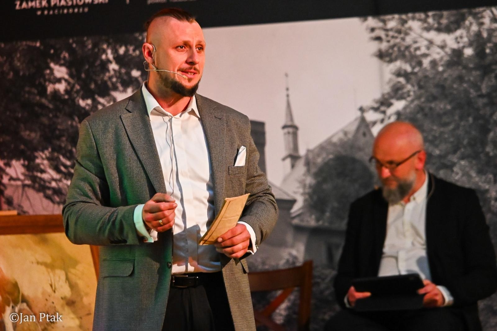 Zdjęcie w galerii na portalu naszraciborz.pl: Winiarstwo, historia i muzyka w Zamku Piastowskim. Wieczór z opowieściami o winnicach Szlaku Bursztynowego wiadomości z regionu