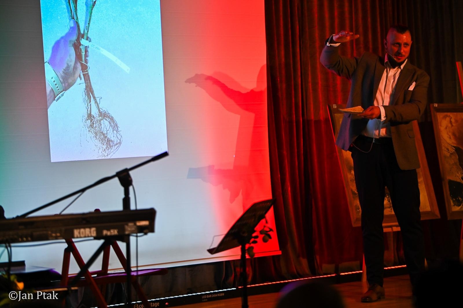 Zdjęcie w galerii na portalu naszraciborz.pl: Winiarstwo, historia i muzyka w Zamku Piastowskim. Wieczór z opowieściami o winnicach Szlaku Bursztynowego wiadomości z regionu