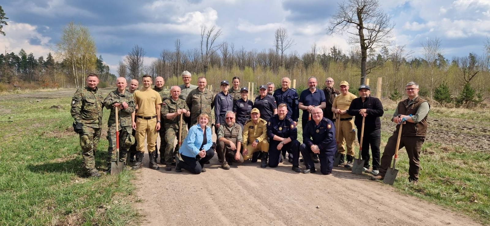 Zdjęcie w galerii na portalu naszraciborz.pl: Mundurowe sadzenie lasu w Rudach. Wspólna akcja służb i samorządowców wiadomości z regionu