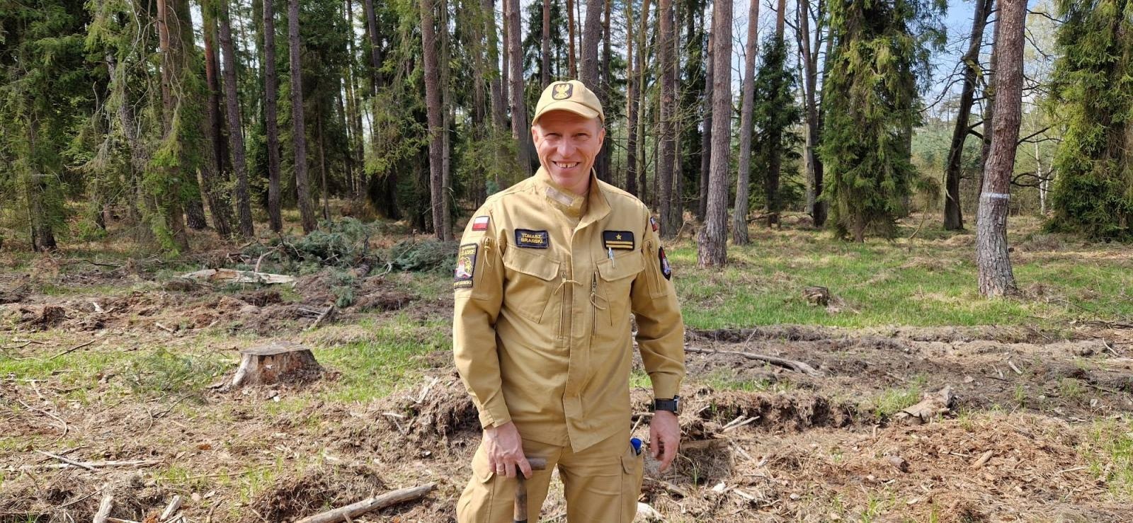 Zdjęcie w galerii na portalu naszraciborz.pl: Mundurowe sadzenie lasu w Rudach. Wspólna akcja służb i samorządowców wiadomości z regionu