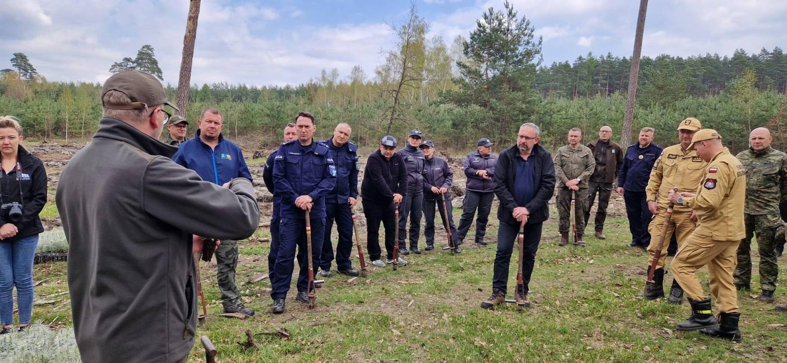 Zdjęcie w galerii na portalu naszraciborz.pl: Mundurowe sadzenie lasu w Rudach. Wspólna akcja służb i samorządowców wiadomości z regionu