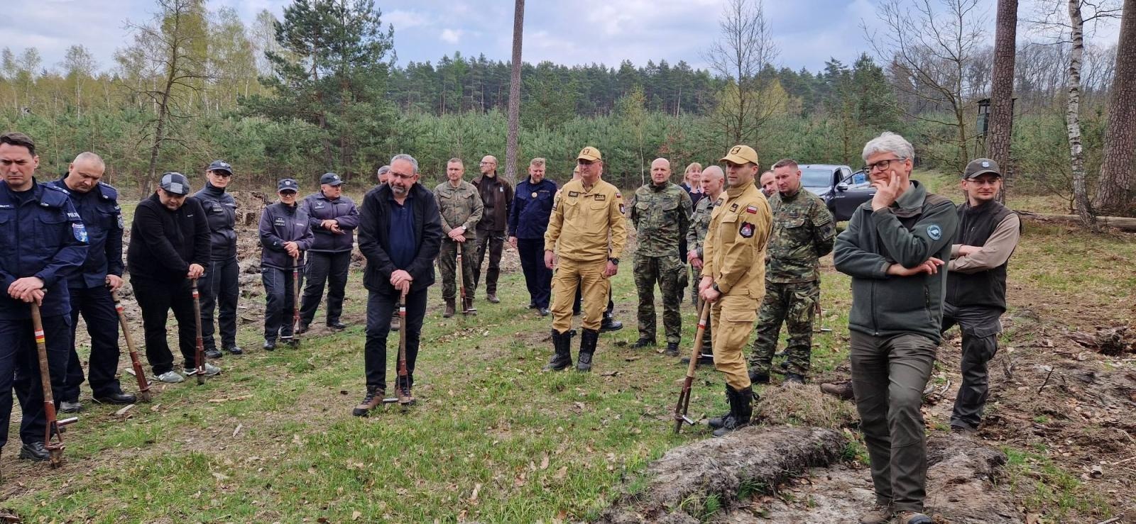 Zdjęcie w galerii na portalu naszraciborz.pl: Mundurowe sadzenie lasu w Rudach. Wspólna akcja służb i samorządowców wiadomości z regionu