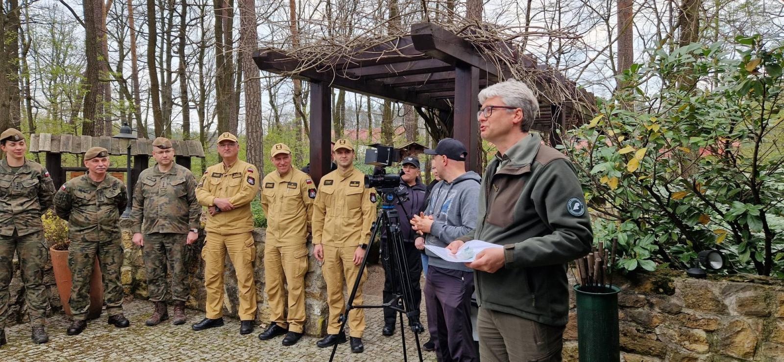 Zdjęcie w galerii na portalu naszraciborz.pl: Mundurowe sadzenie lasu w Rudach. Wspólna akcja służb i samorządowców wiadomości z regionu