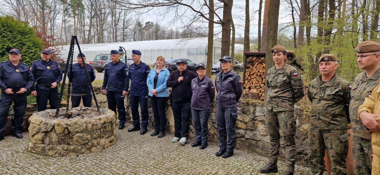 Zdjęcie w galerii na portalu naszraciborz.pl: Mundurowe sadzenie lasu w Rudach. Wspólna akcja służb i samorządowców wiadomości z regionu