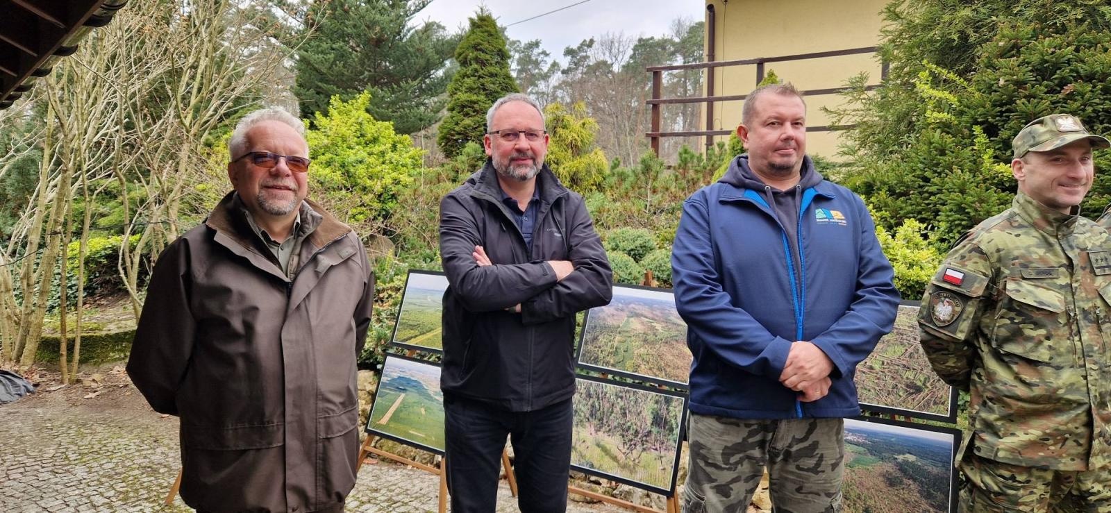 Zdjęcie w galerii na portalu naszraciborz.pl: Mundurowe sadzenie lasu w Rudach. Wspólna akcja służb i samorządowców wiadomości z regionu