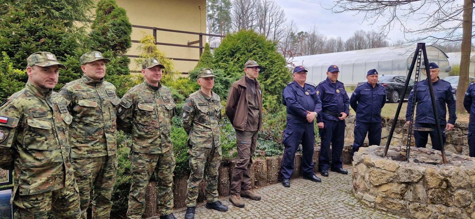 Zdjęcie w galerii na portalu naszraciborz.pl: Mundurowe sadzenie lasu w Rudach. Wspólna akcja służb i samorządowców wiadomości z regionu