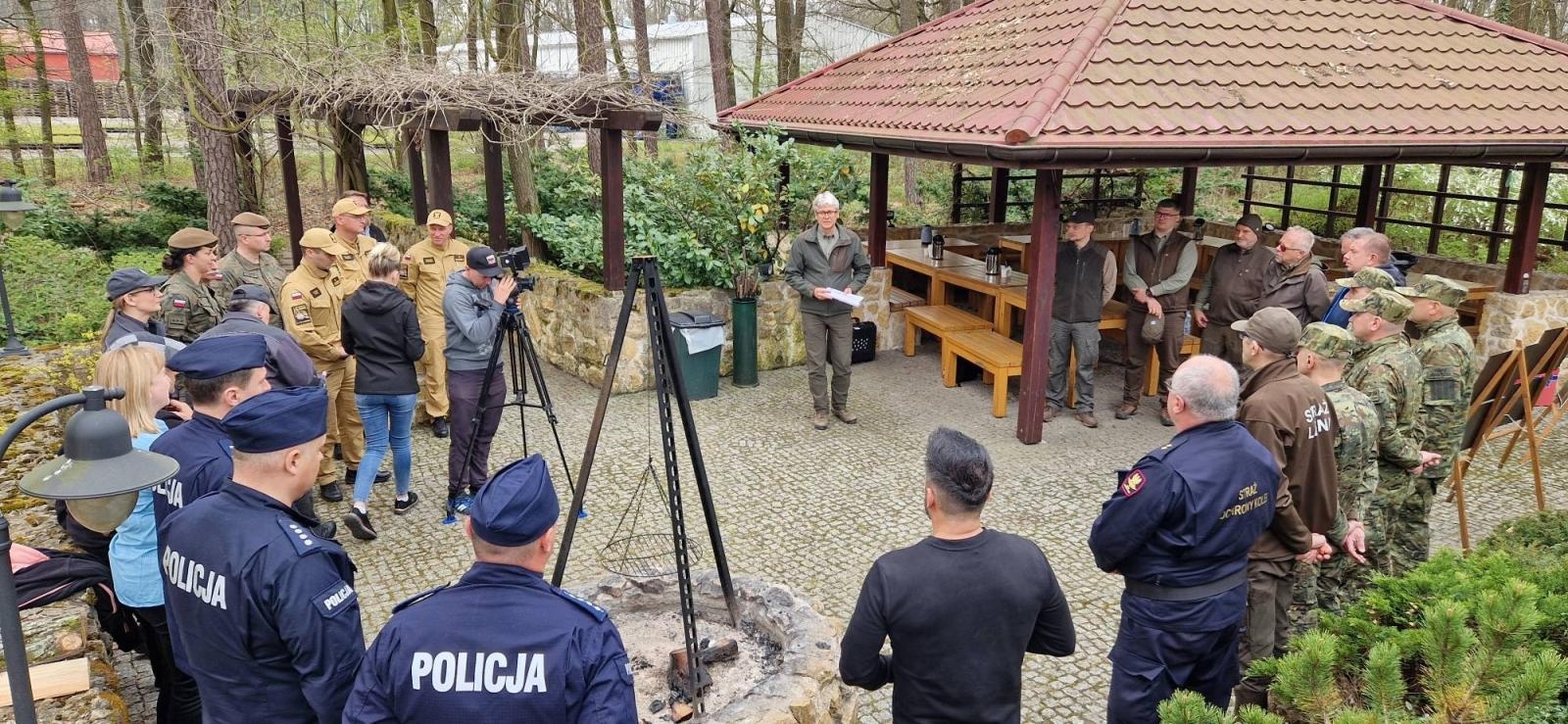Zdjęcie w galerii na portalu naszraciborz.pl: Mundurowe sadzenie lasu w Rudach. Wspólna akcja służb i samorządowców wiadomości z regionu
