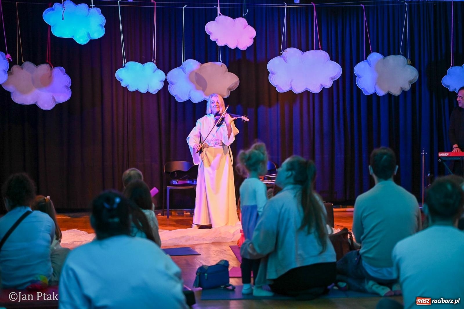 Zdjęcie w galerii na portalu naszraciborz.pl: Od Śnieżki po kosmiczne opowieści. Muzyczna podróż dla najmłodszych w Raciborskim Centrum Kultury wiadomości z regionu