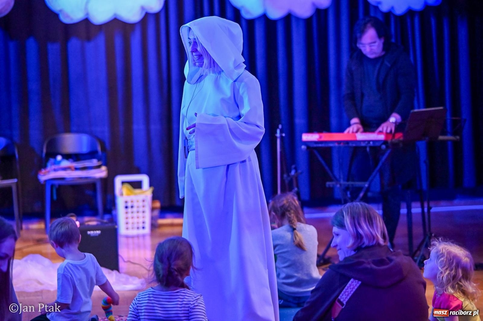 Zdjęcie w galerii na portalu naszraciborz.pl: Od Śnieżki po kosmiczne opowieści. Muzyczna podróż dla najmłodszych w Raciborskim Centrum Kultury wiadomości z regionu