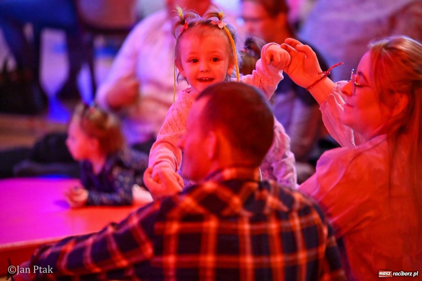 Zdjęcie w galerii na portalu naszraciborz.pl: Od Śnieżki po kosmiczne opowieści. Muzyczna podróż dla najmłodszych w Raciborskim Centrum Kultury wiadomości z regionu