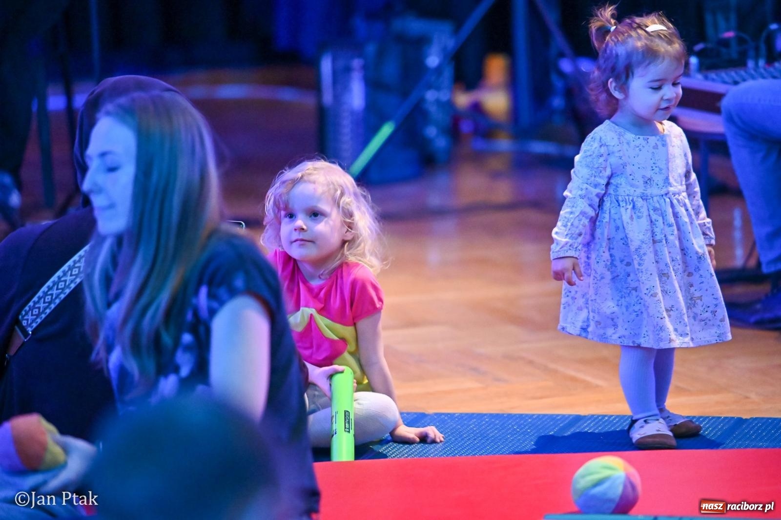 Zdjęcie w galerii na portalu naszraciborz.pl: Od Śnieżki po kosmiczne opowieści. Muzyczna podróż dla najmłodszych w Raciborskim Centrum Kultury wiadomości z regionu