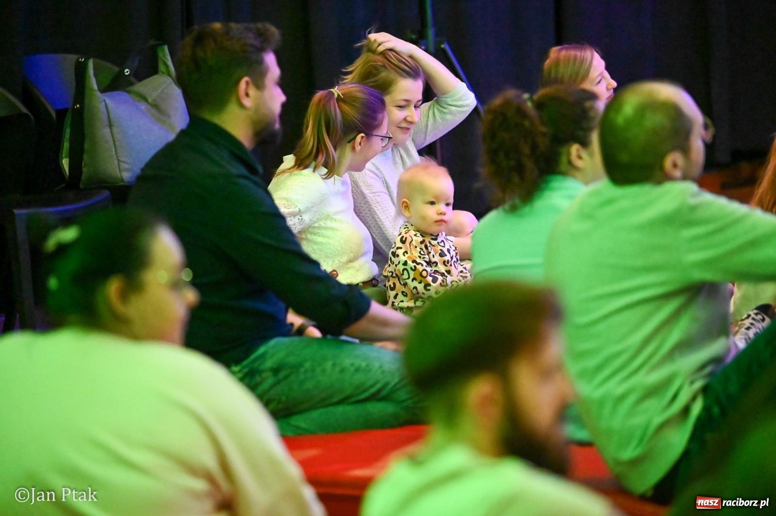 Zdjęcie w galerii na portalu naszraciborz.pl: Od Śnieżki po kosmiczne opowieści. Muzyczna podróż dla najmłodszych w Raciborskim Centrum Kultury wiadomości z regionu