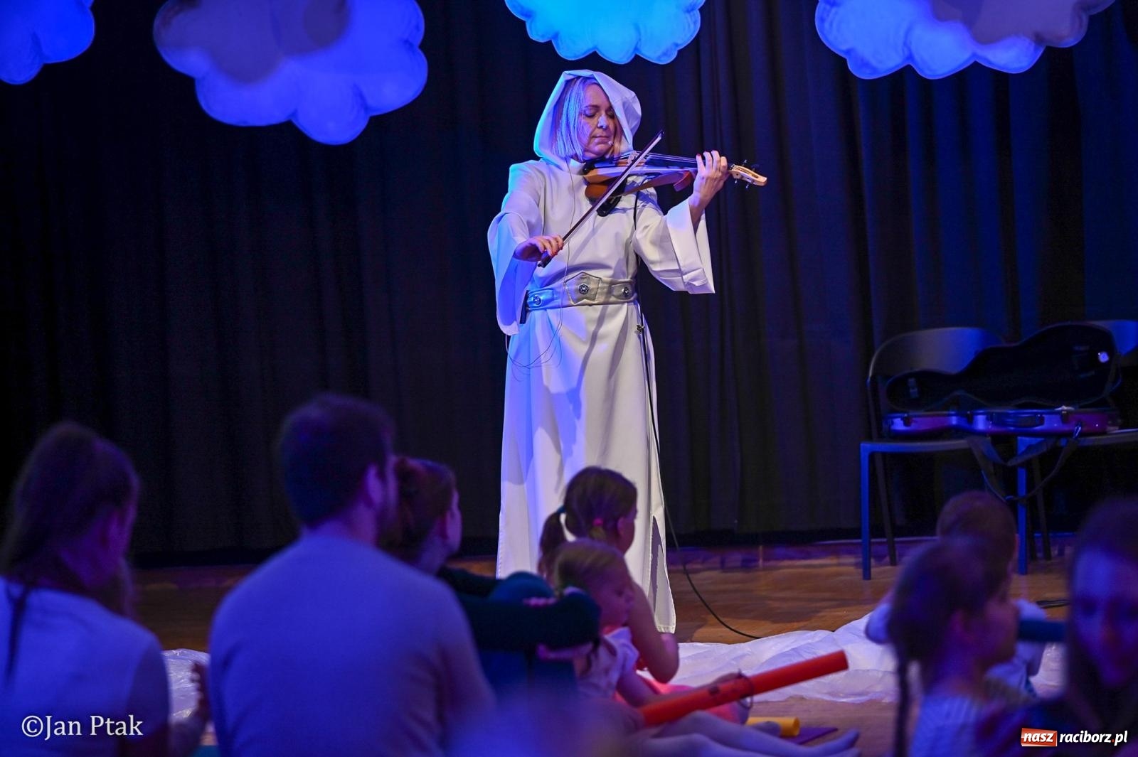 Zdjęcie w galerii na portalu naszraciborz.pl: Od Śnieżki po kosmiczne opowieści. Muzyczna podróż dla najmłodszych w Raciborskim Centrum Kultury wiadomości z regionu