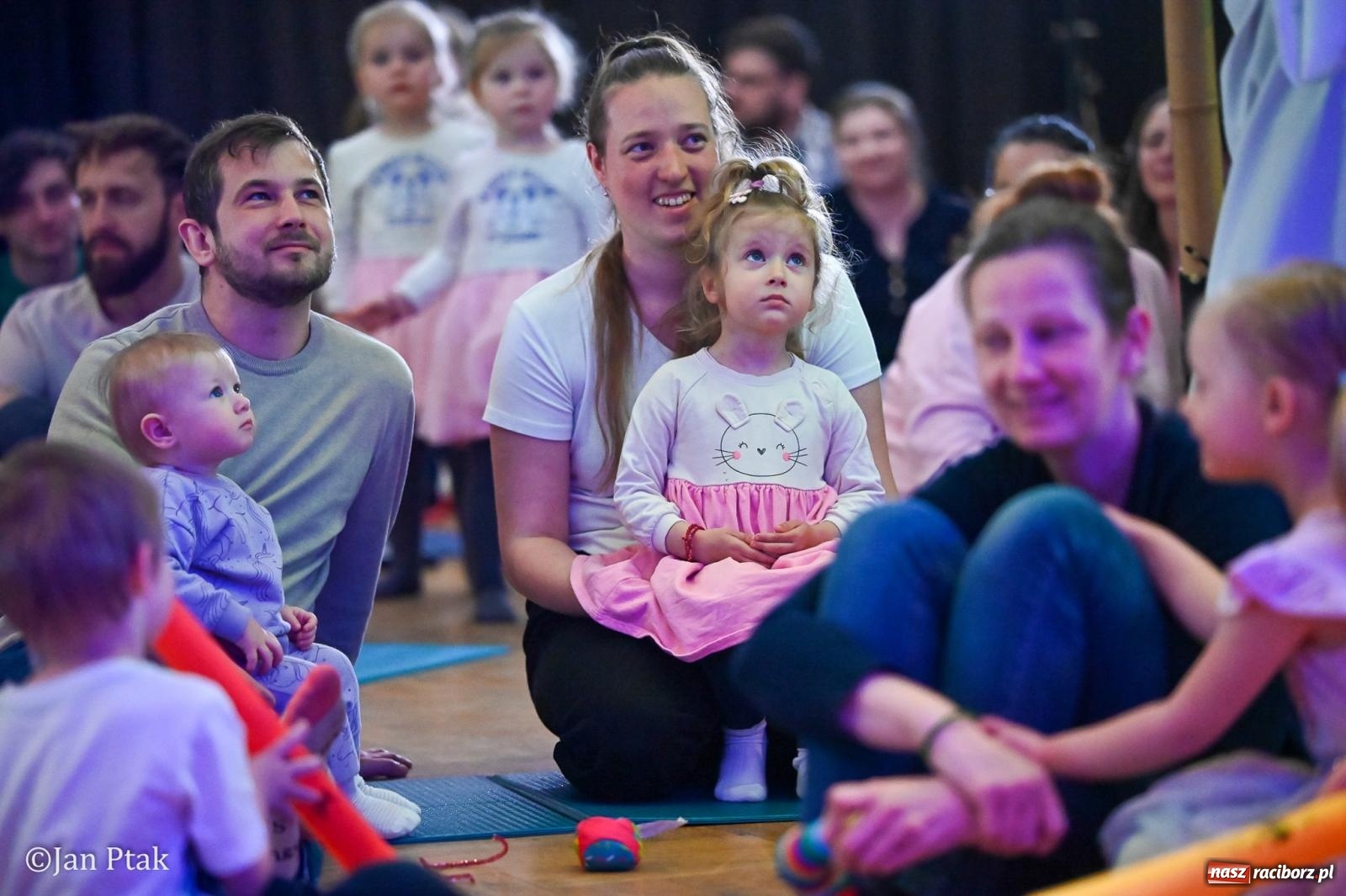 Zdjęcie w galerii na portalu naszraciborz.pl: Od Śnieżki po kosmiczne opowieści. Muzyczna podróż dla najmłodszych w Raciborskim Centrum Kultury wiadomości z regionu