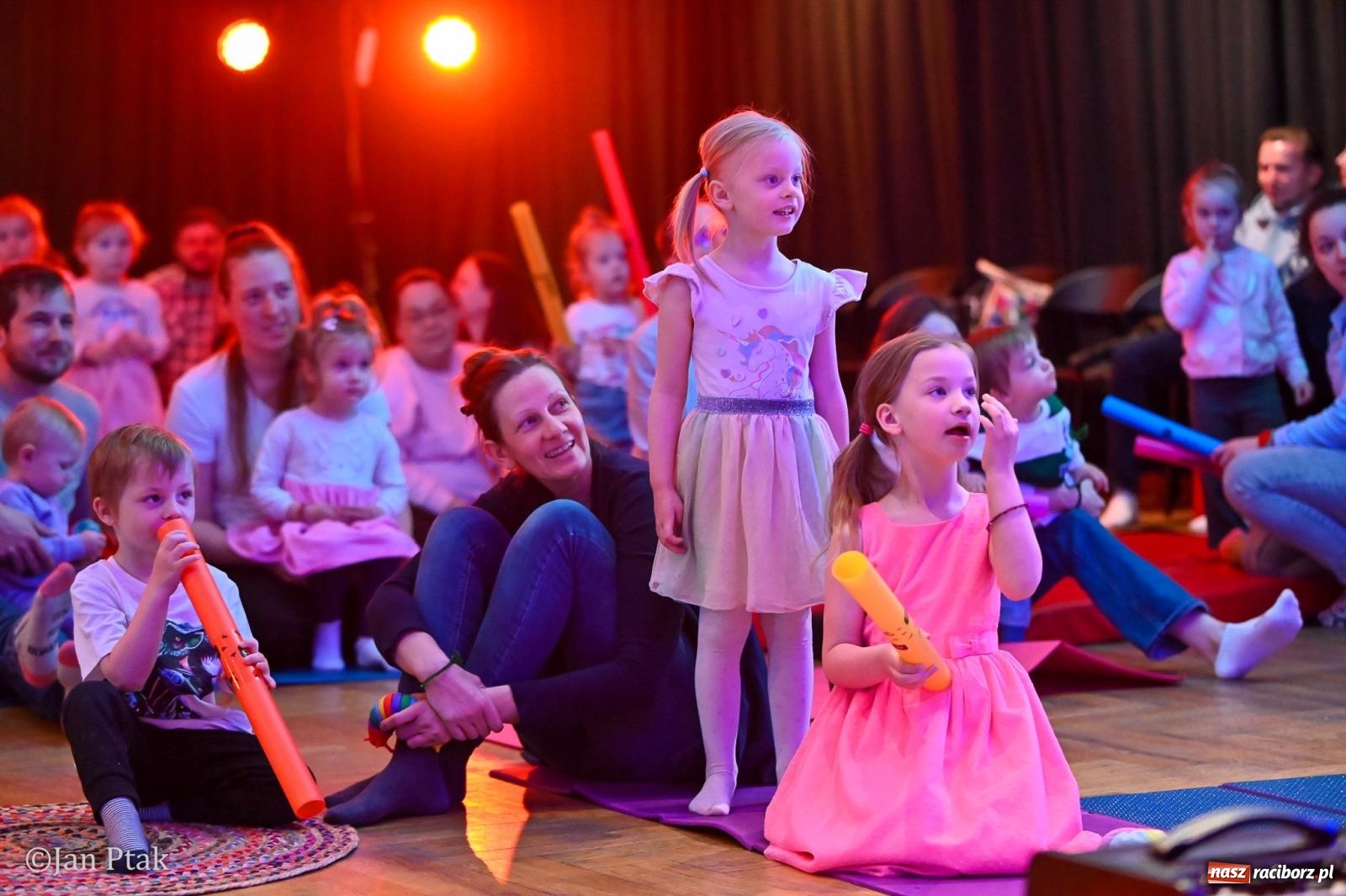 Zdjęcie w galerii na portalu naszraciborz.pl: Od Śnieżki po kosmiczne opowieści. Muzyczna podróż dla najmłodszych w Raciborskim Centrum Kultury wiadomości z regionu