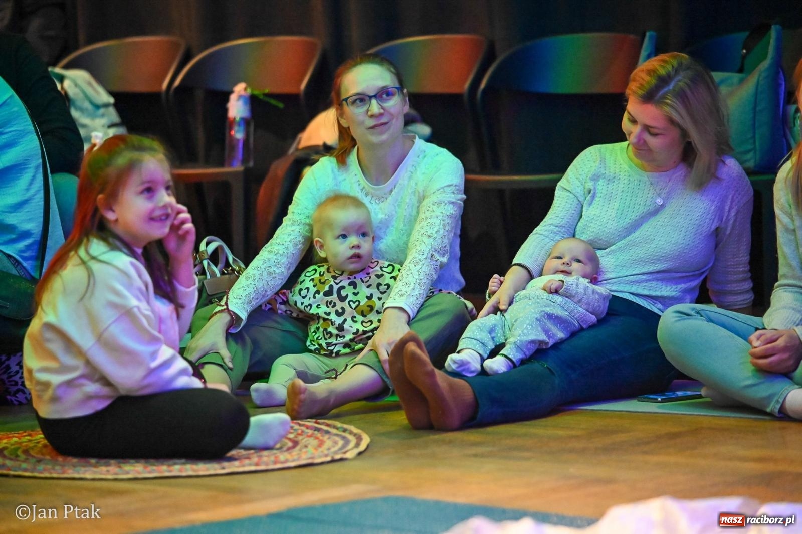 Zdjęcie w galerii na portalu naszraciborz.pl: Od Śnieżki po kosmiczne opowieści. Muzyczna podróż dla najmłodszych w Raciborskim Centrum Kultury wiadomości z regionu