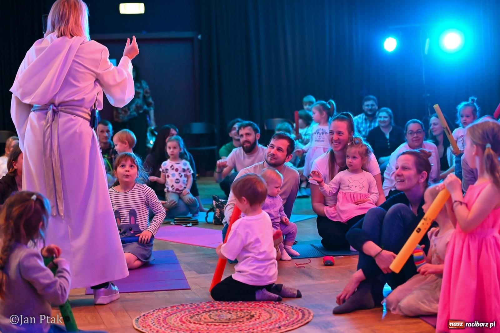 Zdjęcie w galerii na portalu naszraciborz.pl: Od Śnieżki po kosmiczne opowieści. Muzyczna podróż dla najmłodszych w Raciborskim Centrum Kultury wiadomości z regionu