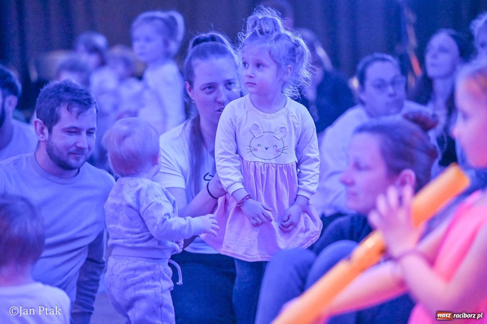 Zdjęcie w galerii na portalu naszraciborz.pl: Od Śnieżki po kosmiczne opowieści. Muzyczna podróż dla najmłodszych w Raciborskim Centrum Kultury wiadomości z regionu