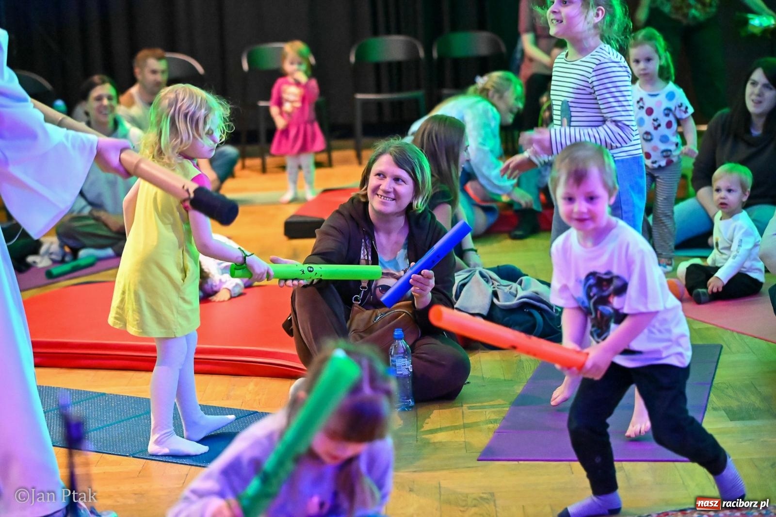 Zdjęcie w galerii na portalu naszraciborz.pl: Od Śnieżki po kosmiczne opowieści. Muzyczna podróż dla najmłodszych w Raciborskim Centrum Kultury wiadomości z regionu