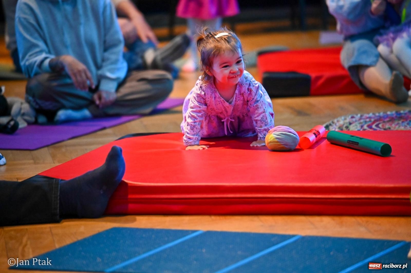 Zdjęcie w galerii na portalu naszraciborz.pl: Od Śnieżki po kosmiczne opowieści. Muzyczna podróż dla najmłodszych w Raciborskim Centrum Kultury wiadomości z regionu