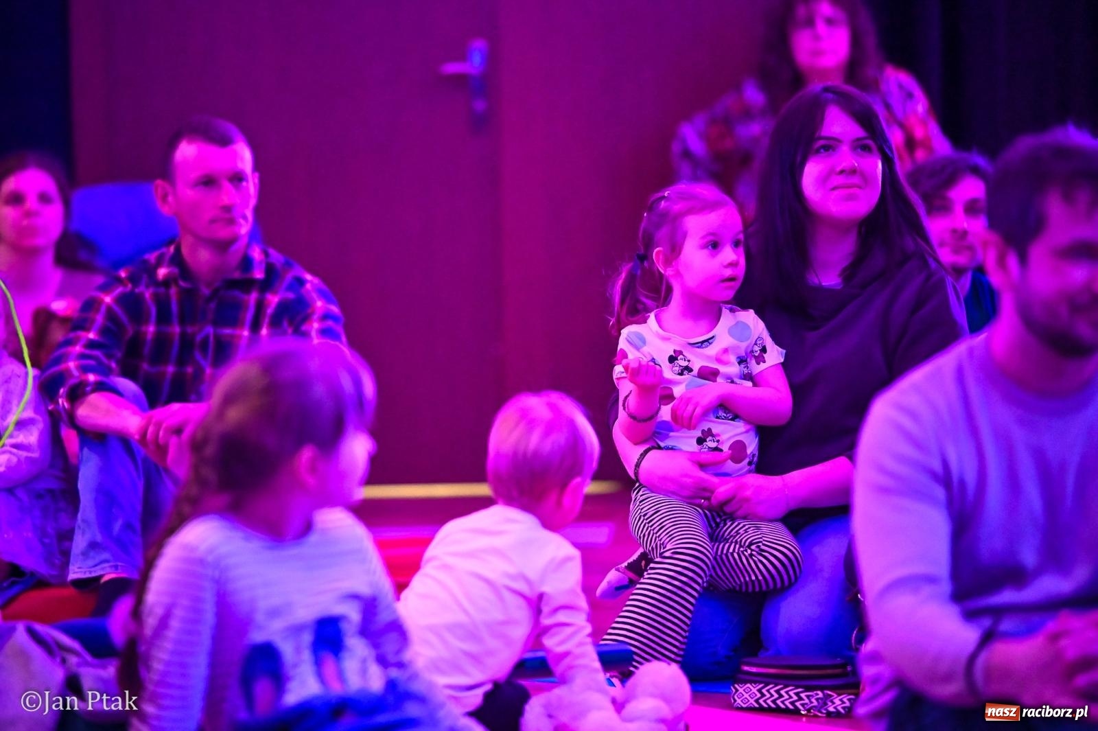 Zdjęcie w galerii na portalu naszraciborz.pl: Od Śnieżki po kosmiczne opowieści. Muzyczna podróż dla najmłodszych w Raciborskim Centrum Kultury wiadomości z regionu