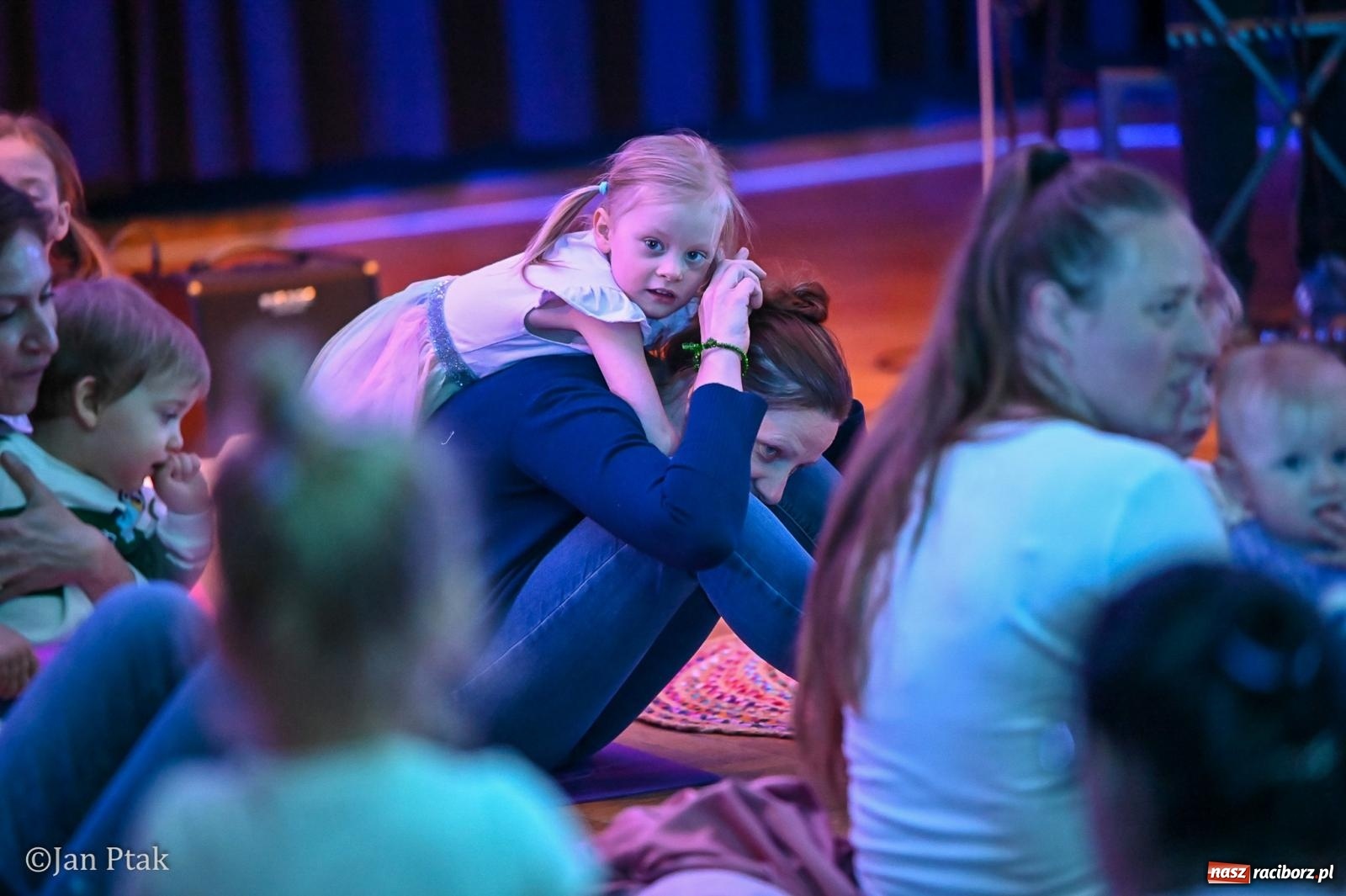 Zdjęcie w galerii na portalu naszraciborz.pl: Od Śnieżki po kosmiczne opowieści. Muzyczna podróż dla najmłodszych w Raciborskim Centrum Kultury wiadomości z regionu