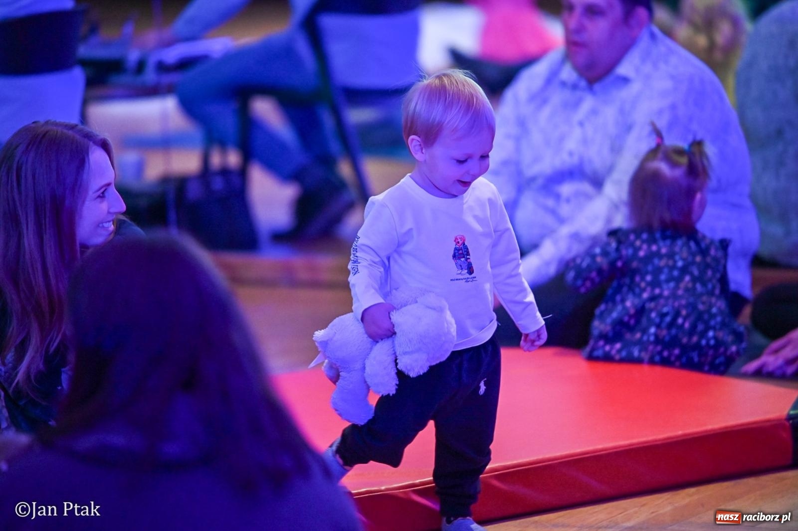 Zdjęcie w galerii na portalu naszraciborz.pl: Od Śnieżki po kosmiczne opowieści. Muzyczna podróż dla najmłodszych w Raciborskim Centrum Kultury wiadomości z regionu
