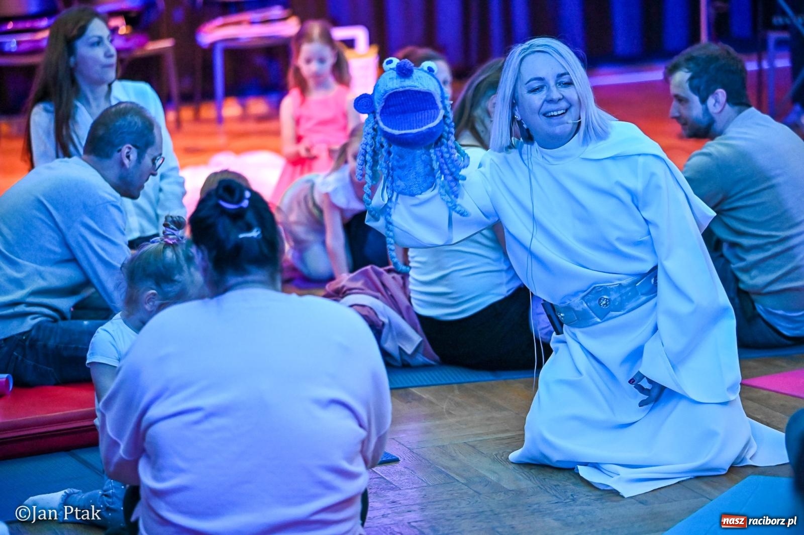 Zdjęcie w galerii na portalu naszraciborz.pl: Od Śnieżki po kosmiczne opowieści. Muzyczna podróż dla najmłodszych w Raciborskim Centrum Kultury wiadomości z regionu