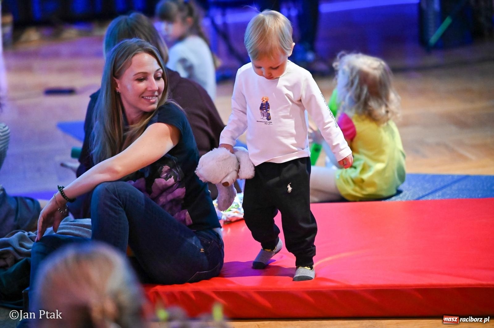 Zdjęcie w galerii na portalu naszraciborz.pl: Od Śnieżki po kosmiczne opowieści. Muzyczna podróż dla najmłodszych w Raciborskim Centrum Kultury wiadomości z regionu