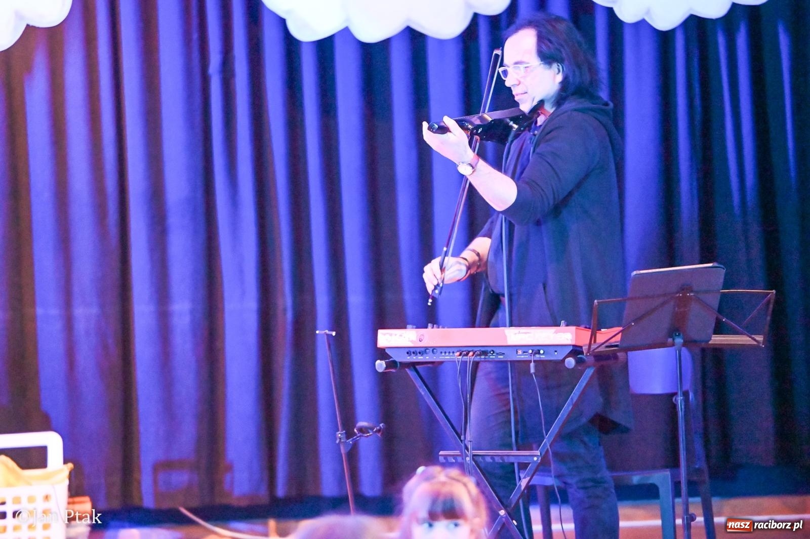 Zdjęcie w galerii na portalu naszraciborz.pl: Od Śnieżki po kosmiczne opowieści. Muzyczna podróż dla najmłodszych w Raciborskim Centrum Kultury wiadomości z regionu